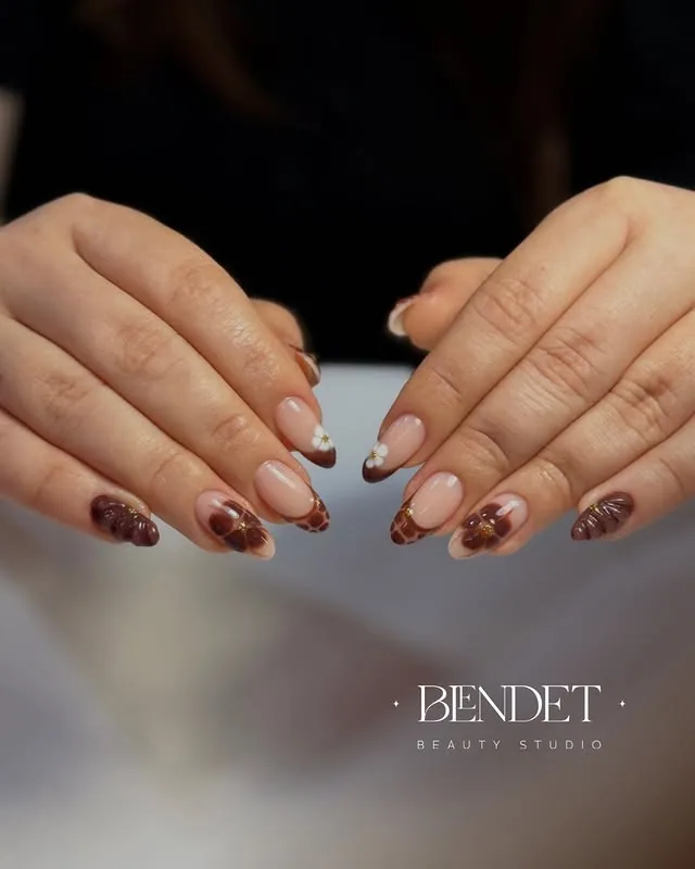 Uñas animal print marrón con flores en relieve
