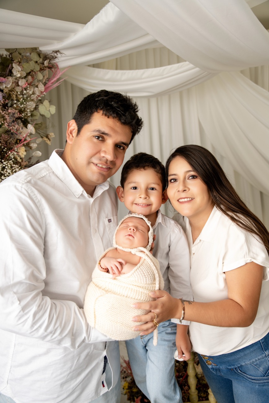 Familia con su recién nacido, por Capptura