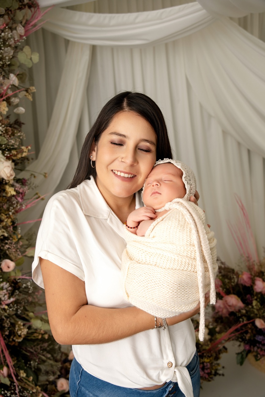 Mamá con su bebé en brazos